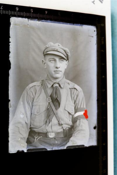 altes Glasnegativ - Hitlerjunge, Pimpf , mit Schirmmütze